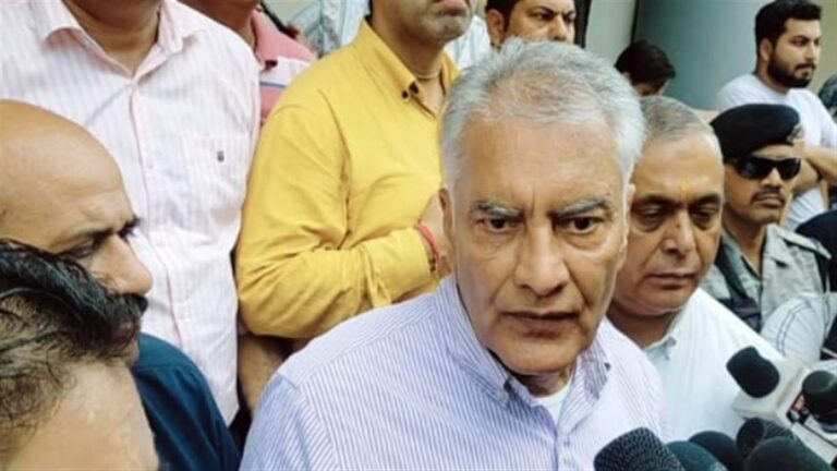 Delhi ‘ਚ ਬੇਹੋਸ਼ ਮਿਲੀ Jalandhar ਦੀ ਕੁੜੀ ਦੇ ਪਰਿਵਾਰ ਨੂੰ ਮਿਲੇ Sunil Jakhar, ਕਿਹਾ- ਦੋਸ਼ੀਆਂ ਦੀ ਗ੍ਰਿਫਤਾਰੀ ਹੋਵੇਗੀ ਜਲਦ