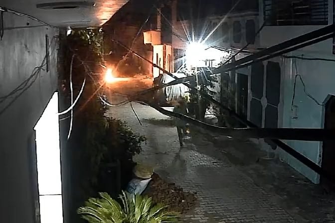 जालंधर : घर के बाहर खड़ी आप नेता की कार को शरारती तत्व ने लगाई आग,CCTV में हुई कैद